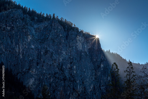 Obraz na płótnie Yosemite's sunrise over majestic mountains w salonie