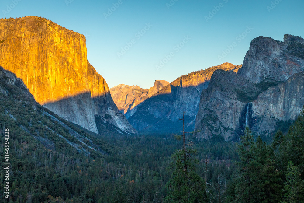 Majestic dusk over Yosemite Valley in California