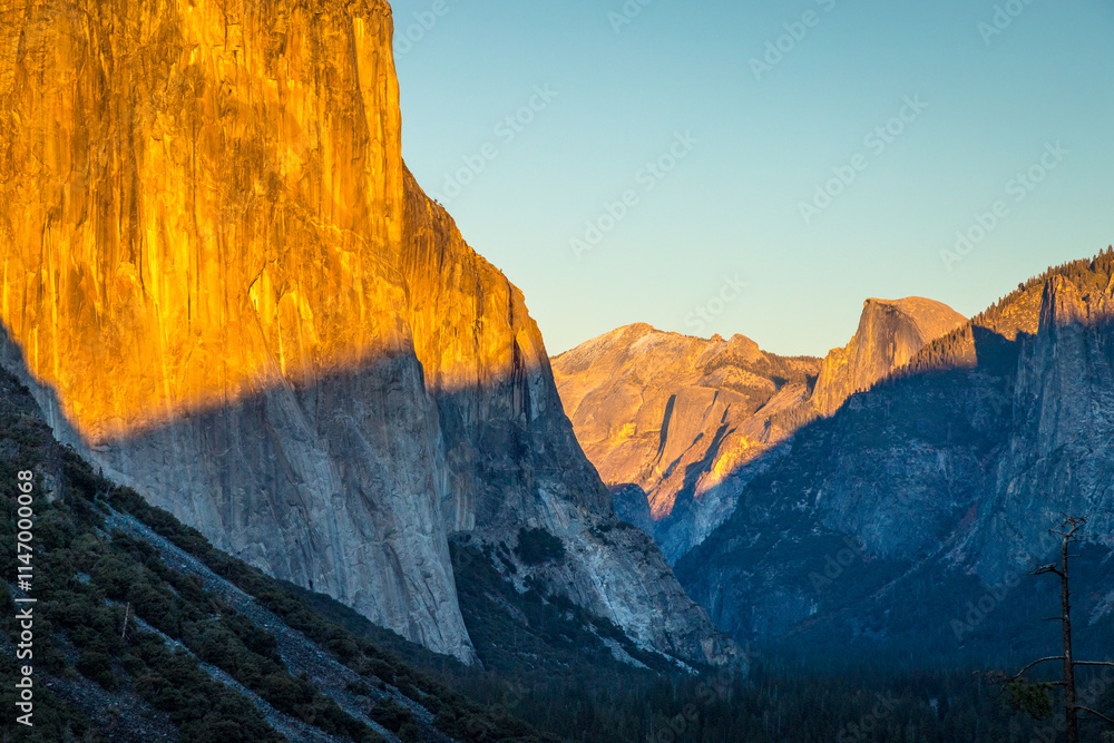 Sunset over Yosemite's iconic peaks