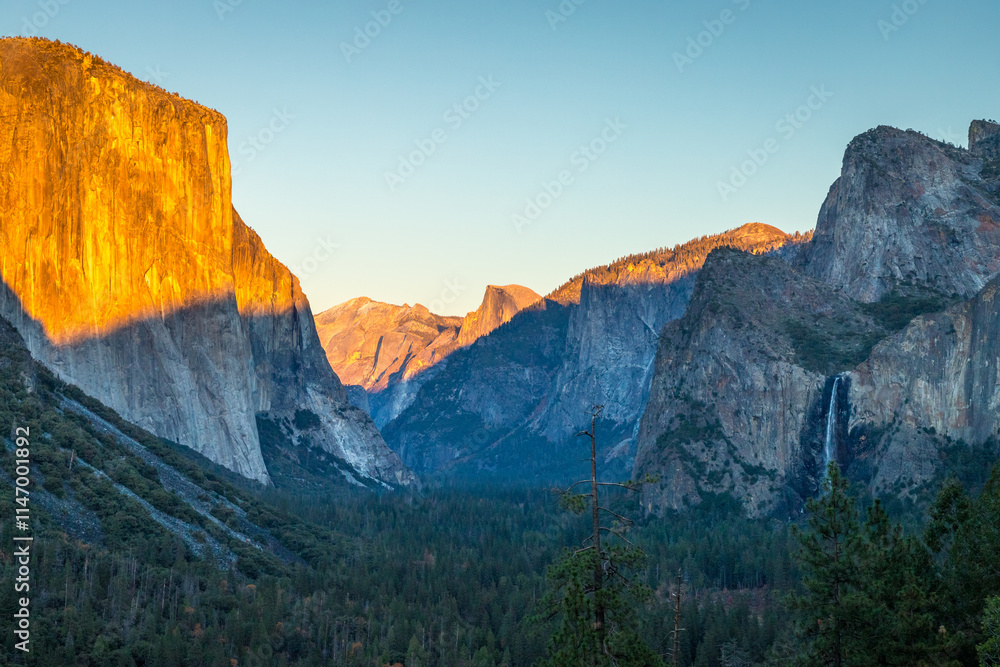 Sunset over Yosemite Valley's Iconic Mountains