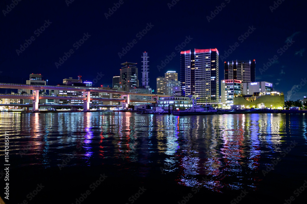 みなと町神戸の夜景。冬の夜メリケンパークで撮影