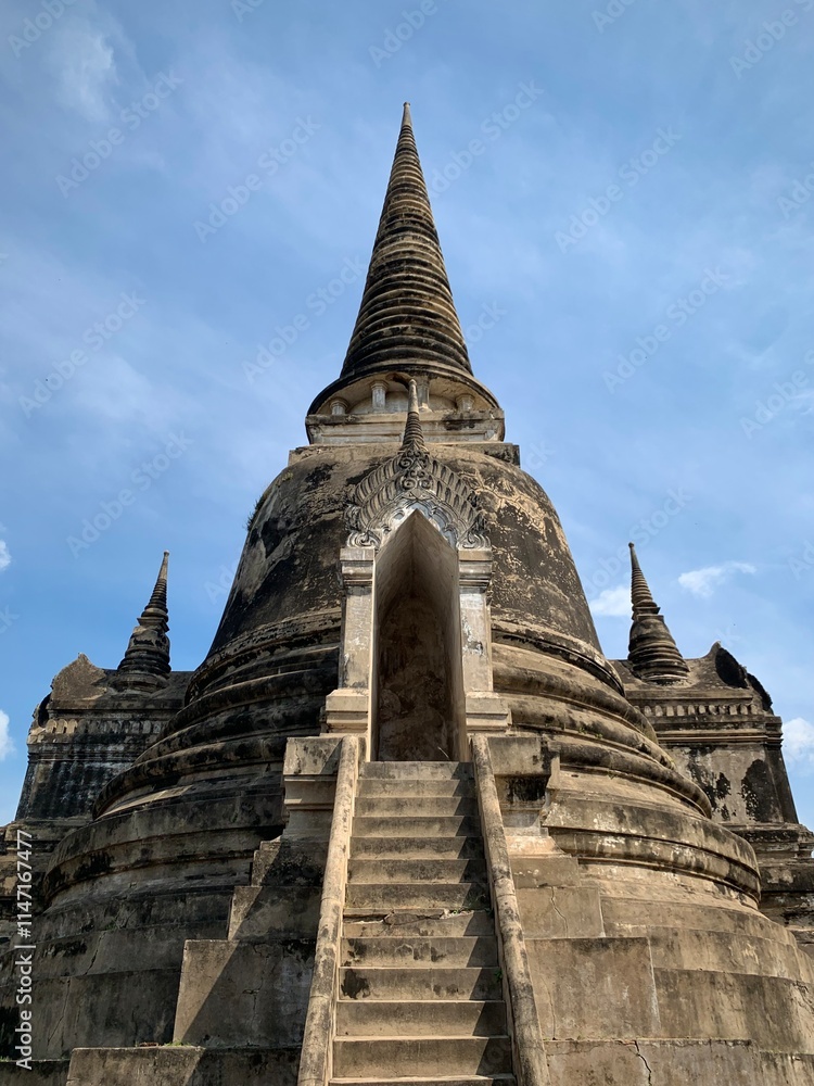 Fototapeta premium Pathway into a Stupa Temple (Ayutthaya, Thailand)