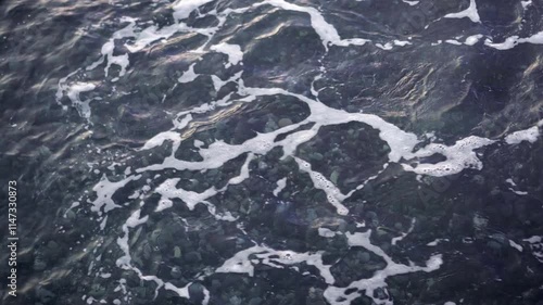 Wallpaper Mural 神奈川県西湘地区の冬の波 砂利が波に流される Torontodigital.ca