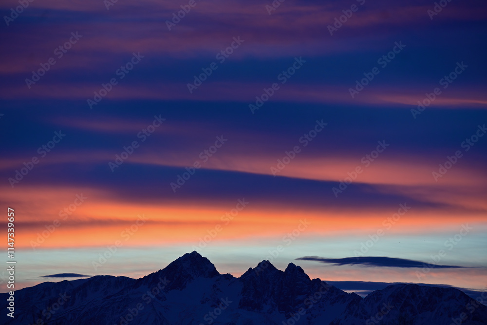 Obraz premium Winter sunrises over Alaska's Chugach Range are often colorful spectacles of sunlight and clouds.