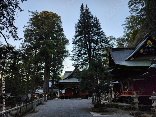 Wallpaper Mural 三峯神社　夕暮れの境内 Torontodigital.ca