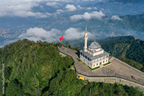 Image of the mosque on Rize Qibla Mountain, also known as the mountain mosque and prayer hill, a tourist center visited by many people.