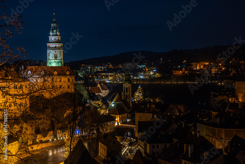 Schöne Stadt Krumau an der Moldau in  der Nacht Tschechien