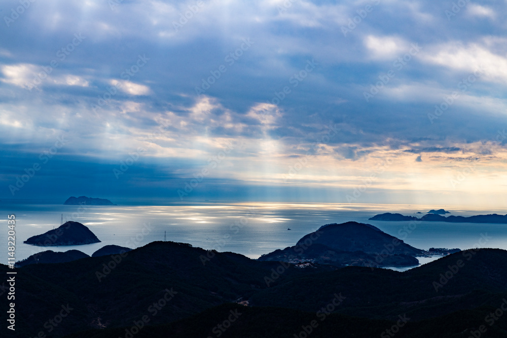 Fototapeta premium sea and islands on a cloudy day