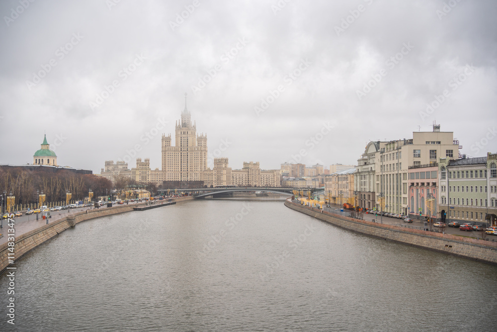 Obraz premium The Cityscape of Moscow, Russia, on a cloudy day, showing one of the skyscrapers known as the Stalin Sven Sisters and the Moskva River