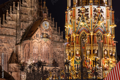 Schöner Brunnen in Nürnberg während der Weihnachtszeit