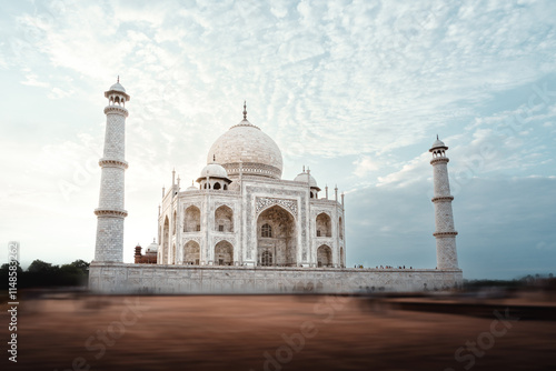 Seitliches Bild des Weltwunder Taj Mahal in Agra Indien, Asien
