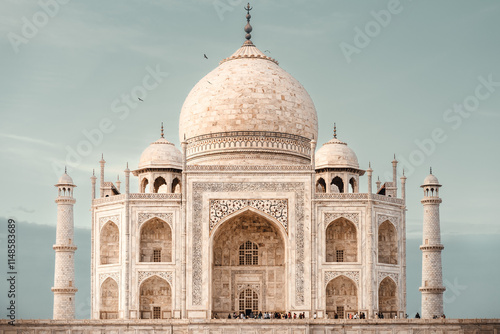 Frontalaufnahme des Weltwunder Taj Mahal in Agra Indien, Asien