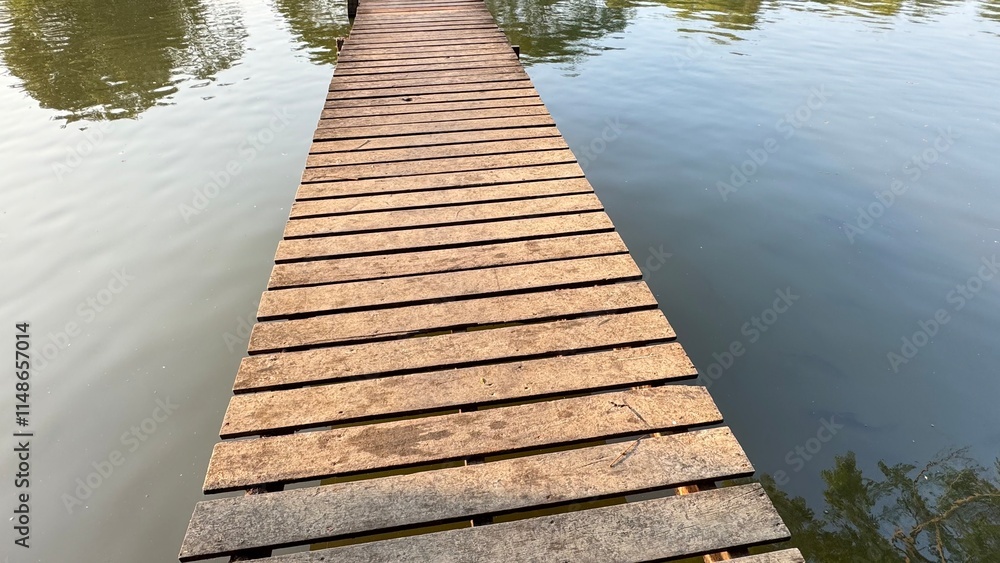 Naklejka premium wooden bridge across the river Go to the forest on the opposite side. with dense trees.