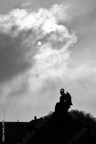 Silhueta de escultura em preto e branco photo