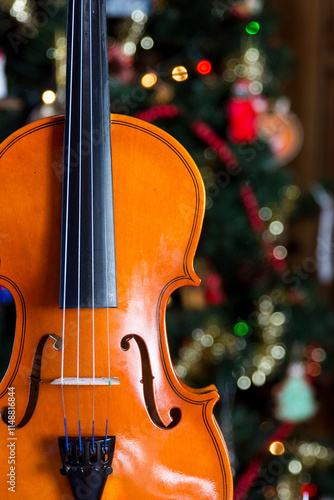 Canvastavla a violin wiht a christmas tree