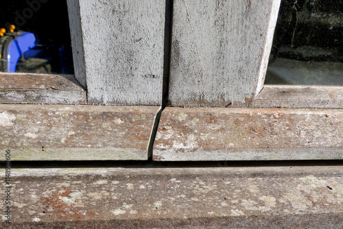 Foto Rotten window frame in dire need of renovation