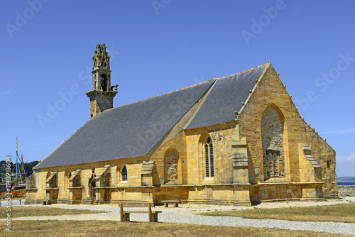 Obraz na płótnie Camaret-sur-Mer, Chapel Notre Dame de Rocamadour. The current chapel was built in 1610-1683 in yellow stone of Logonna. Brittany, France w salonie