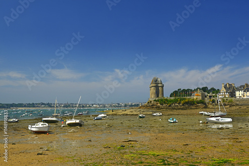 Obraz na płótnie Port Solidor at low tide and the Solidor tower, Saint Malo in Brittany, France. w salonie