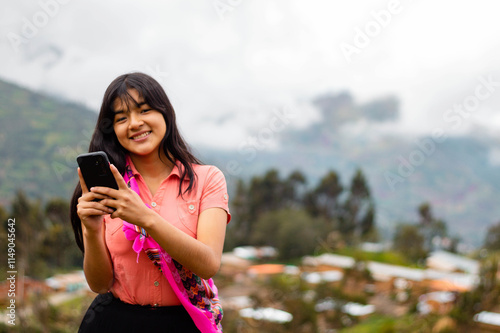 Mujer campesina atractiva en América Latina, feliz mientras usa un teléfono inteligente mirada a un espacion publicidad y aislada en un fondo naturaleza,contactar,celular,.Quechua