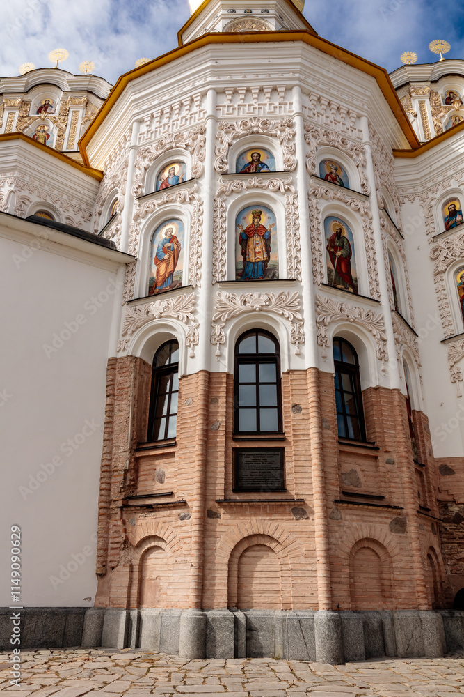 Obraz premium The building is a church with a lot of windows
