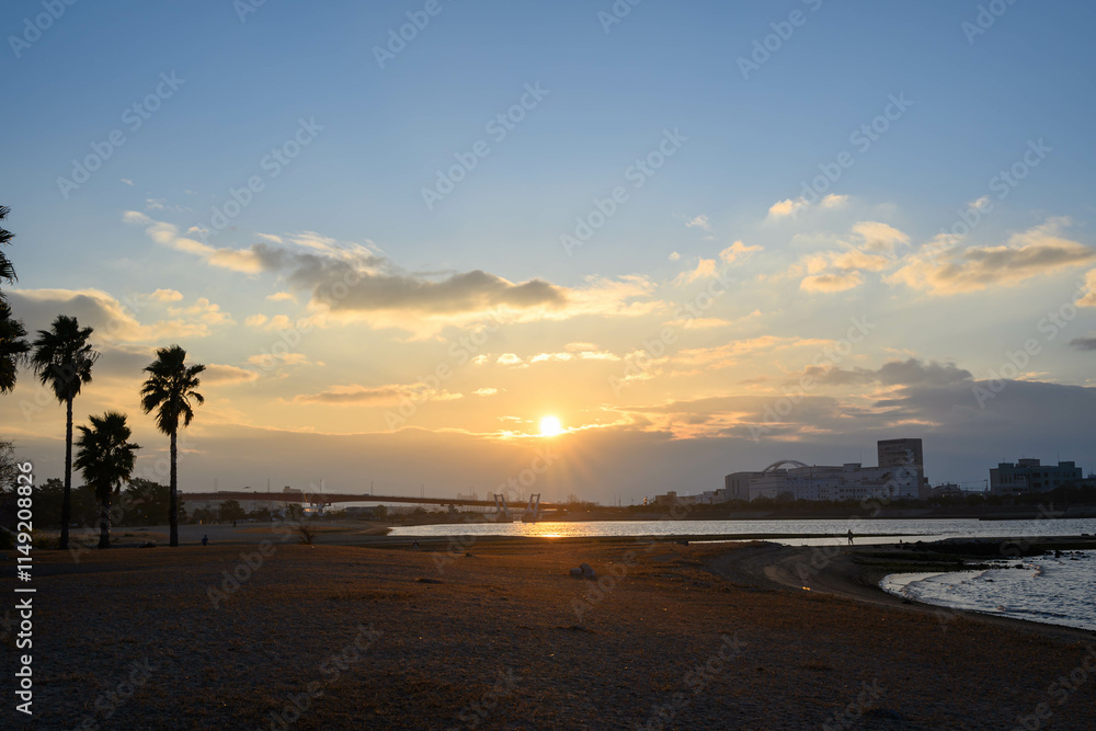 兵庫県西宮市香櫨園浜の夜明け。朝日が昇り海が輝く