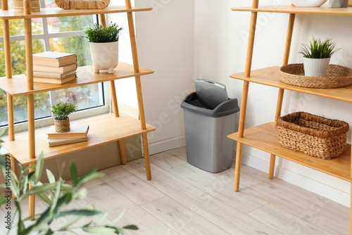 Foto Trash bin in corner of light living room