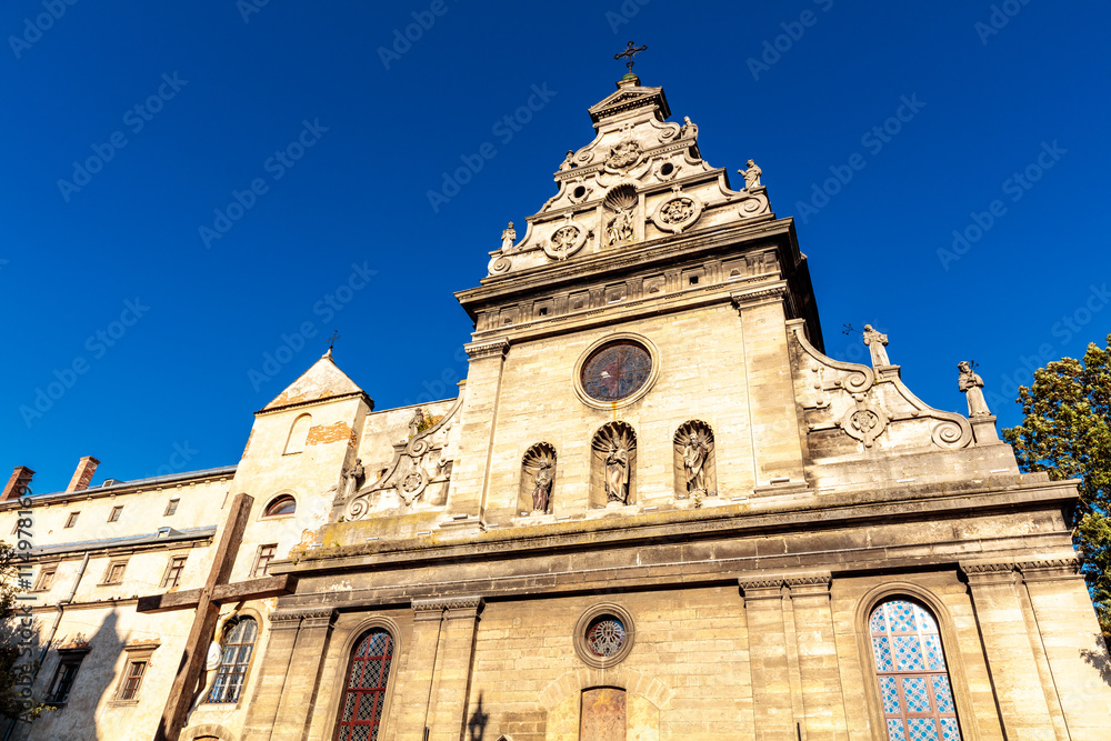 Fototapeta premium A large building with a steeple and a clock tower