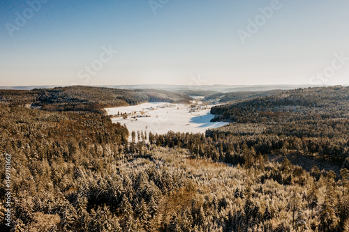 Verschneite Winterlandschaft im Odenwald bei schönem sonnigen Wetter photo