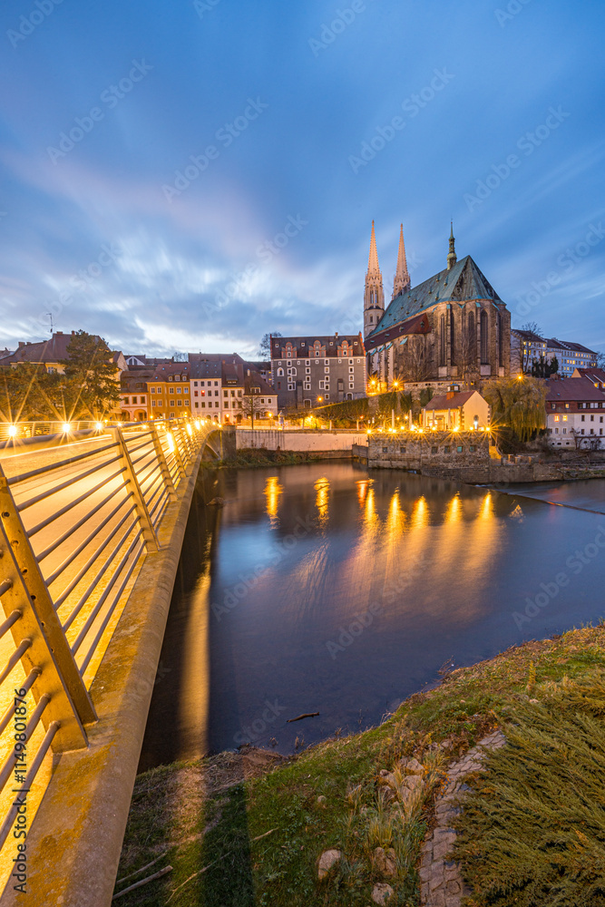 Fototapeta premium Görlitzer St. Peter und Paul bei Sonnenuntergang mit Spiegelung in der Neiße
