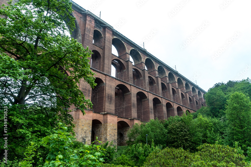 Obraz premium Detailaufnahmen der Göltzschtalbrücke: Ein Meisterwerk aus Ziegeln