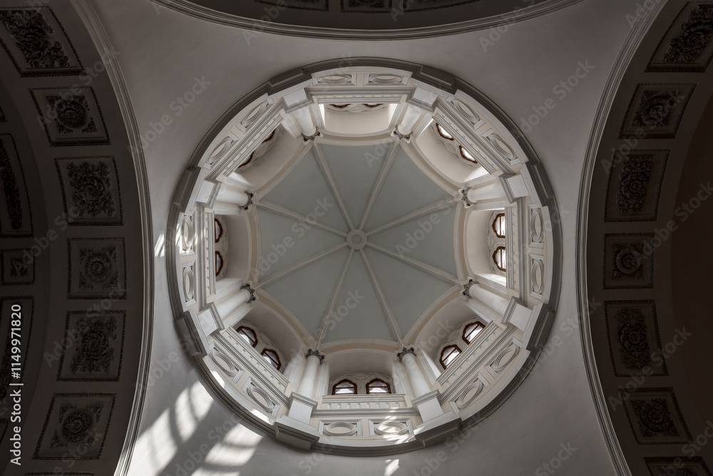 Obraz premium A large dome with a white ceiling