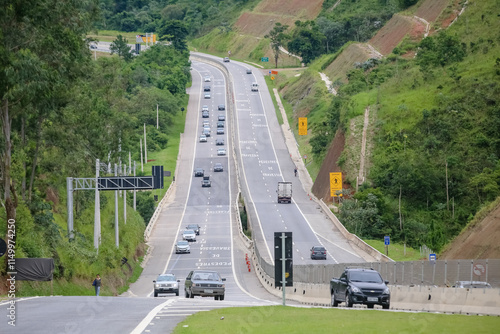 Transito de veiculos intenso na rodovia dos tamoios litoral norte da praia com fundo de natureza e represas.