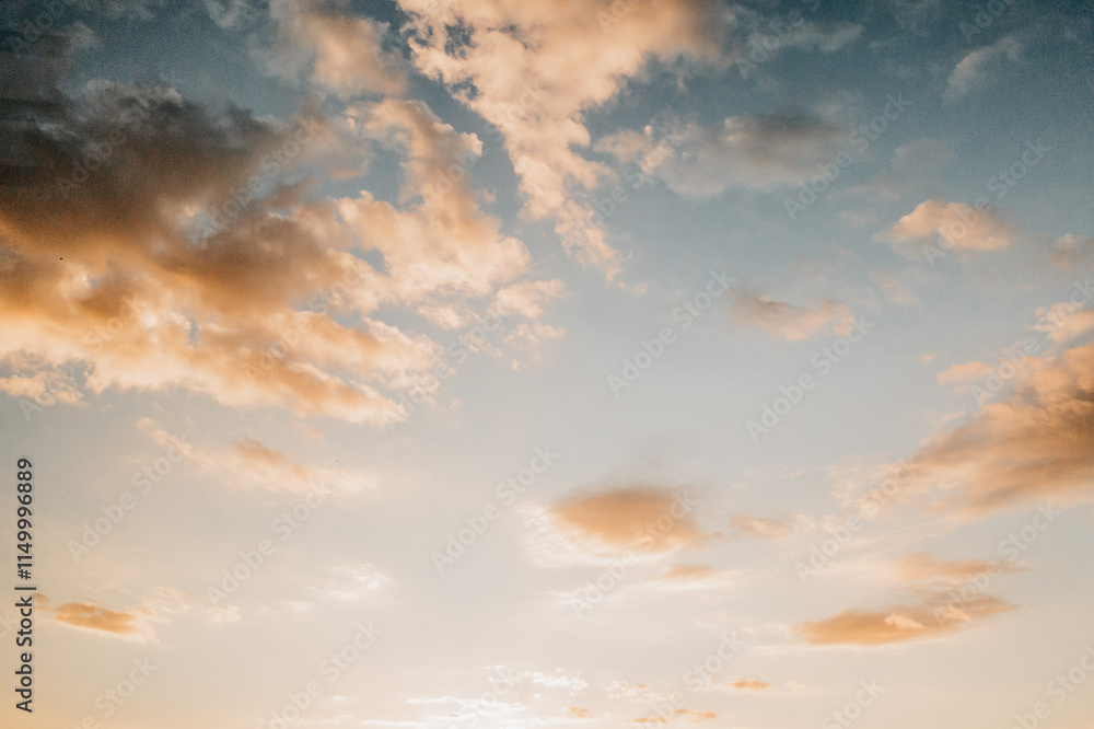 Fototapeta premium Wolken bei Sonnenuntergang mit schöner Farbe