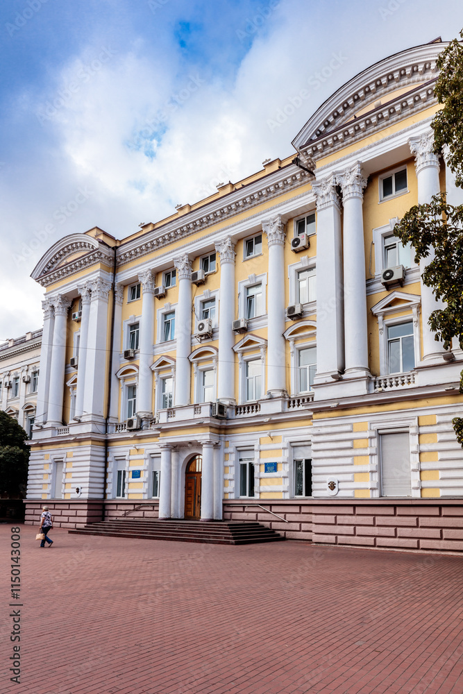 Fototapeta premium A large building with white pillars and a blue sign on the front