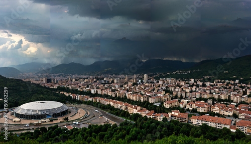 Ville sous le ciel orageux photo