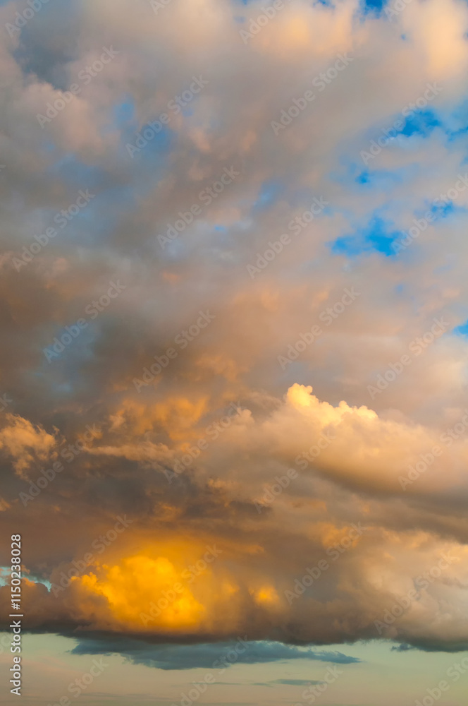 Obraz premium Sunset sky landscape, colorful sunset sky clouds lit by evening sunlight. Vast sunset sky landscape panoramic view