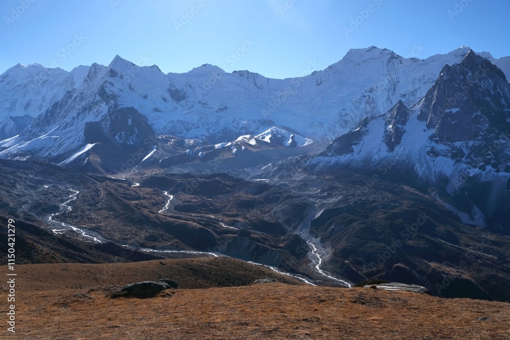 Fototapeta premium Amazing views on trekking through Kongma La Pass 5535 m, from Dingboche to Lobuche Everest Base Camp trek. Himalayas, Nepal.