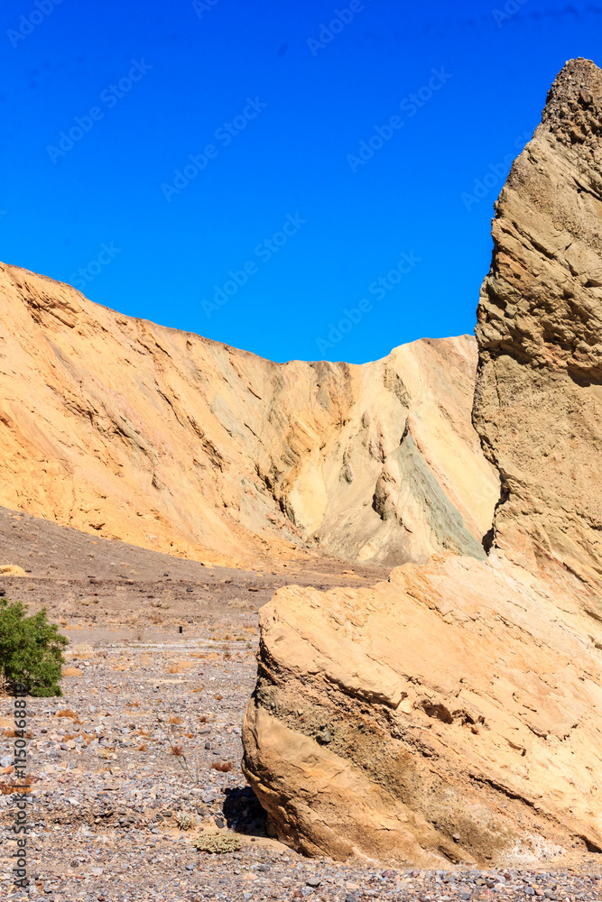 Obraz premium A rocky hillside with a large rock in the foreground