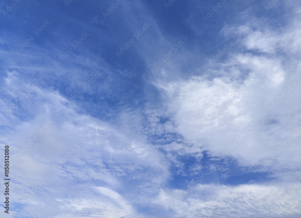 Obraz premium Majestic Blue Sky with Elegant Cloud Patterns