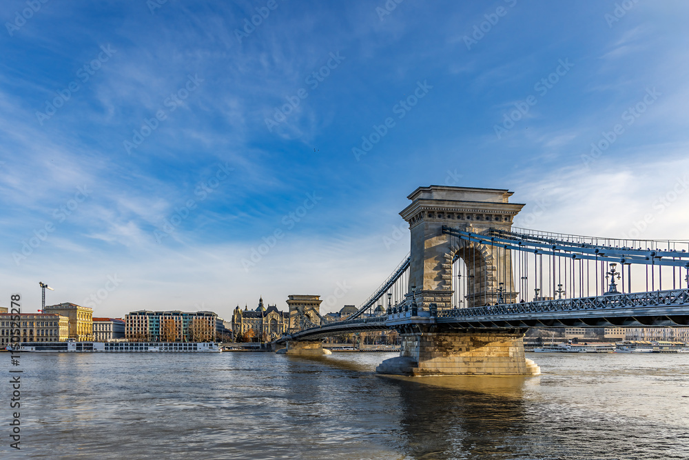 Obraz premium The Chain Bridge in Budapest, Hungary.