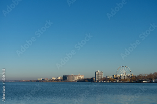 Blick auf den Balaton mit Riesenrad und moderner Architektur in Siófok, Ungarn