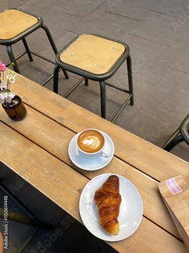 Plakat Ein Croissant und ein Flat-White