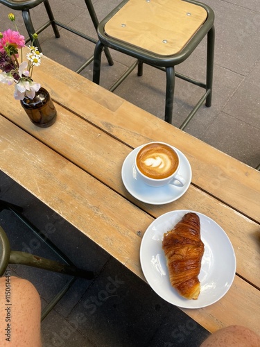 Plakat Ein Croissant und ein Flat-White