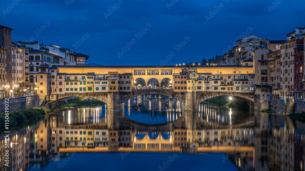Obraz premium Ponte Vecchio in Florenz zur Blauen Stunde am Abend