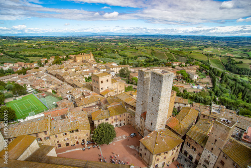 Fantastischer Blick auf die Altstadt von San Gimignano in der Toskana und der umliegenden Landschaft von oben photo