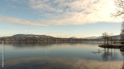 vue sur le lac et les alpes depuis les parcs , Genève photo