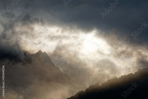 Montagnes depuis Laruns, Pyrénées, soleil qui traverse les nuages le matin.
