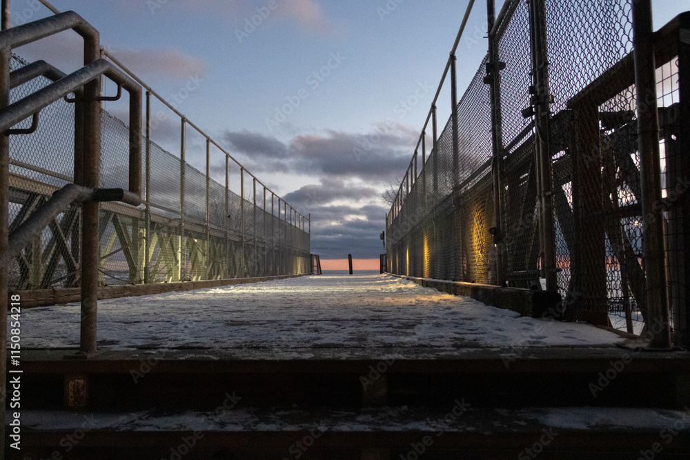 Fototapeta premium Walking to the Lake Ontario in the cold