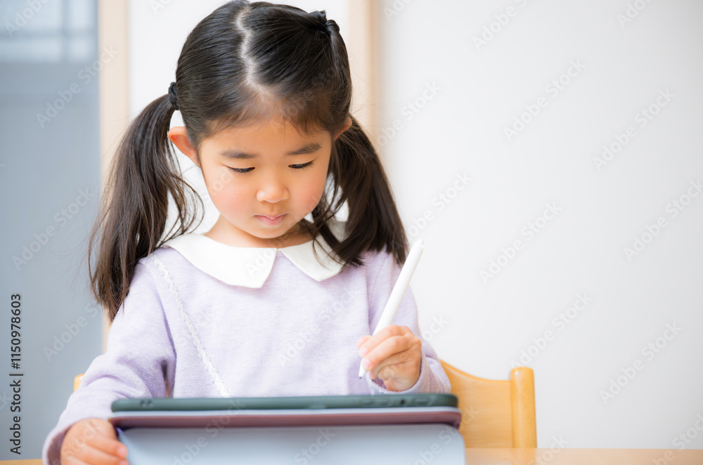 Children studying and watching videos on tablets Also for images of cram schools for toddlers and elementary school entrance exams Copy space on the right Children studying and watching videos on tablets Also for images of cram schools for toddlers and elementary school entrance exams Copy space on the right