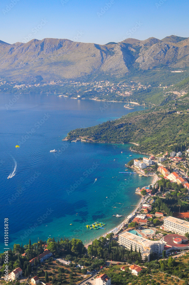 Naklejka premium 飛行機から眺めるクロアチアのドゥブロブニク周辺の美しい風景